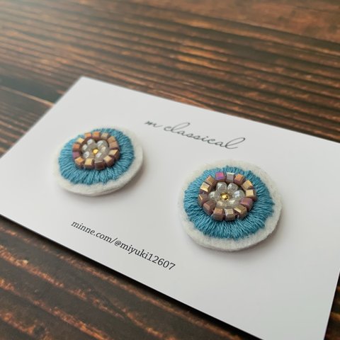 ＊刺繍とビーズのお花ピアス(イヤリング) アッシュブルー