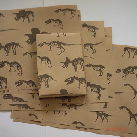 紙製ブックカバー　恐竜の骨格