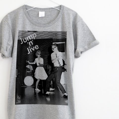 超マニアックな音楽ジャンル”JUMP”のTシャツ【ミックスグレ―】ユニセックス ケイブマン クルーネックTシャツ