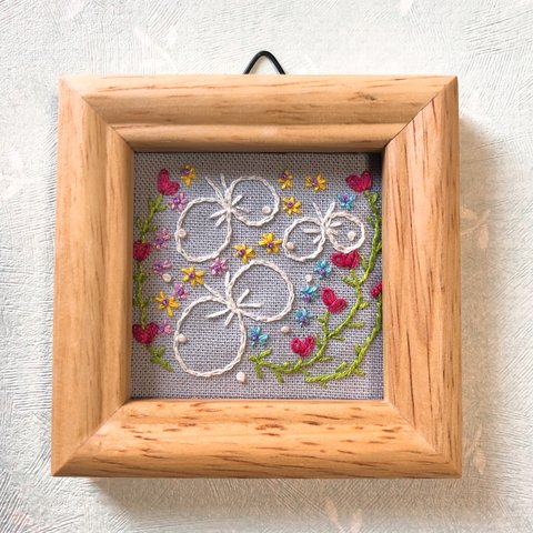  刺繍フレーム🌼蝶々とお花の刺繍　 壁飾り インテリア雑貨