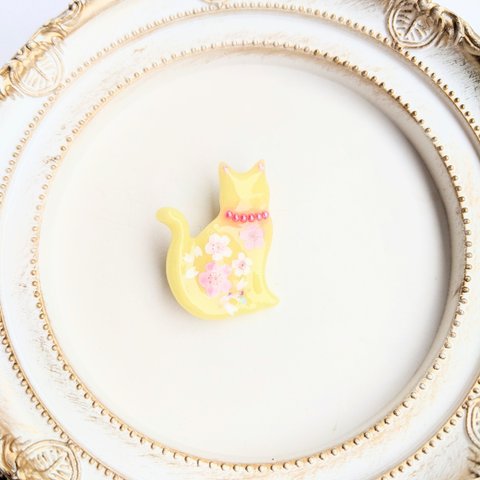 【SALE】桜と黄色の猫ブローチ🌸