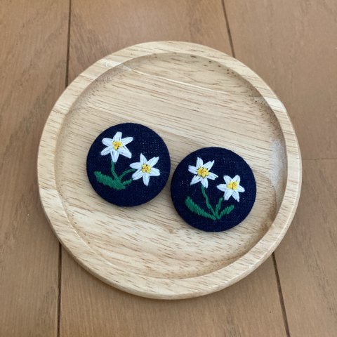 水仙の刺繍のくるみボタンのピアス