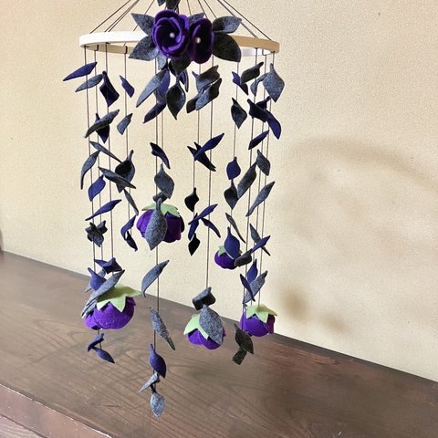 ふわふわ漂うフェルト紫花