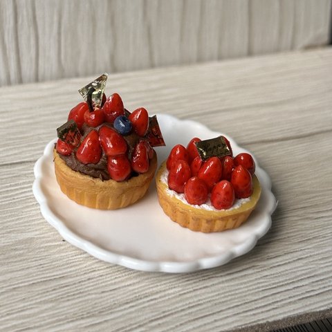 ミニチュアタルト いちごもりもりチョコ＆生クリーム