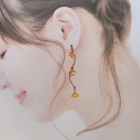 Asymmetrical Earrings: Maple and Ginkgo Breeze in Autumn