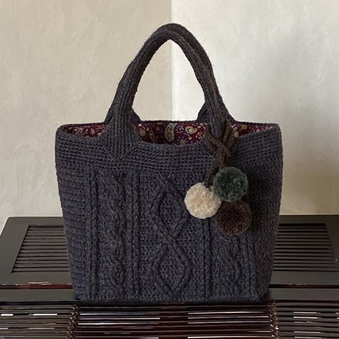 チャコールグレーの手編みバッグ/アラン模様/ニットバッグ/毛糸バッグ/かぎ針編みバッグ