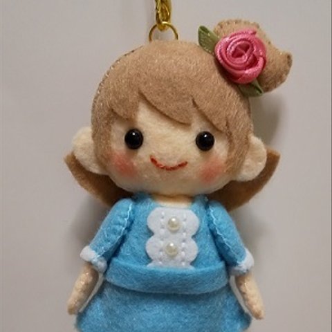 ハンドメイド　フェルト　お人形さんのストラップ013　クルミちゃん１