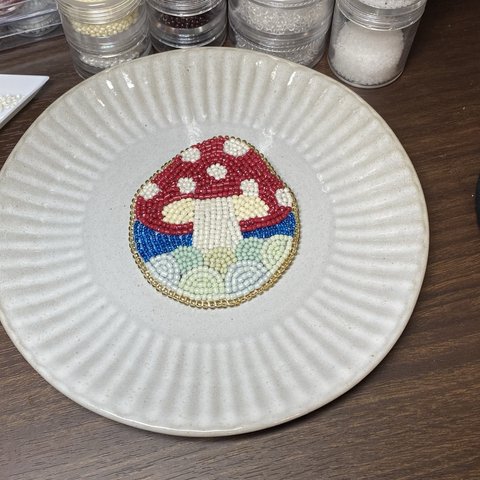 ビーズ刺繍きのこブローチ