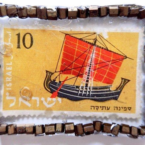 切手は小さな絵画＊古切手のアクセサリー　ブロンズフレーム「 イスラエルサーカ 古代の船」