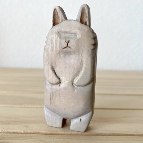 木彫りのオオカミ