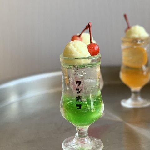 レトロ喫茶のメロンクリームソーダ🍈