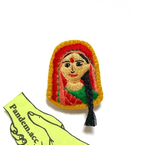 インドサリーの女の子手刺繍ブローチ