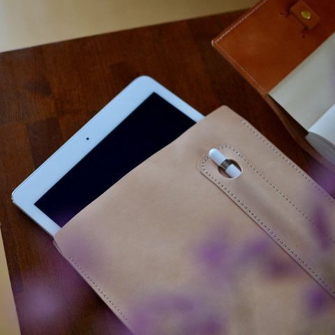 iPadケース　本革レザー　ヌメ革ナチュラルで経年変化を楽しめる　タブレット　apple pencilも収納可能