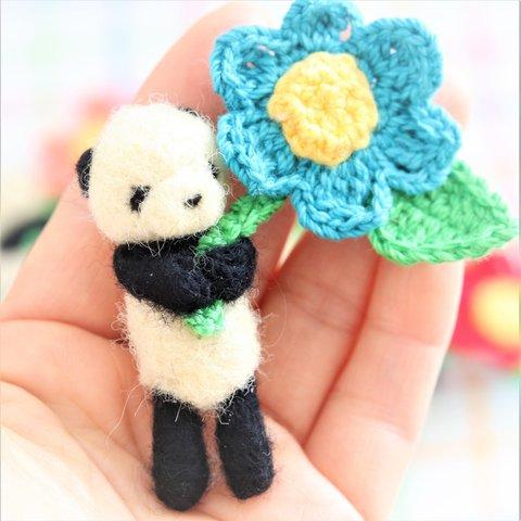 パンダと春のお花ブローチ（スカイブルー）