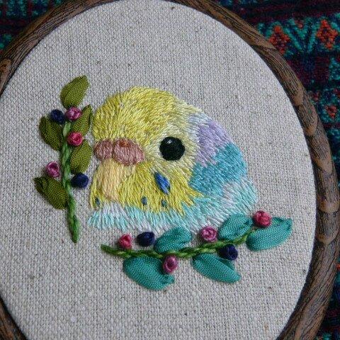 刺繍　セキセイインコ（パステルカラーレインボー）　壁掛け　　鳥