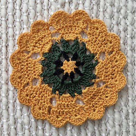 ハートドイリー(直径13 cm)、ゴールドとダークグリーンのハートドイリー、Crochet heart doily in gold and hunter green