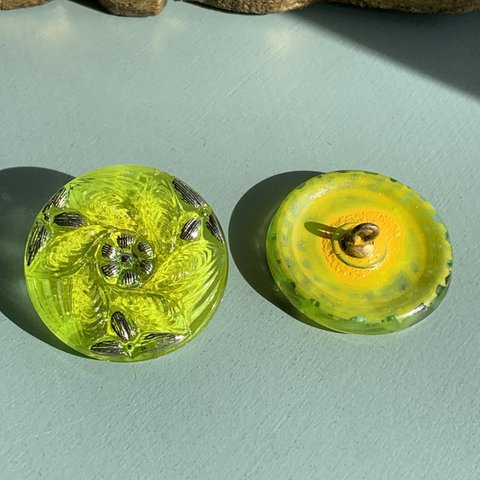 【1コずつ販売】#czechglass#czech button#チェコボタン　flower27㍉ peridot/silver 金具タイプ