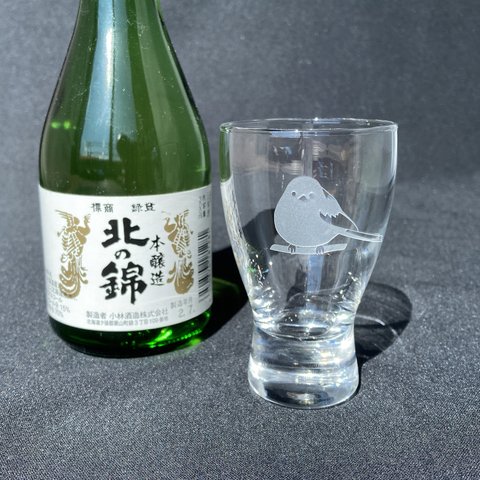 雪の妖精シマエナガグラス∞冷酒杯（左向き）