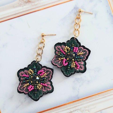 刺繍とビーズのお花ピアス グリーンベース