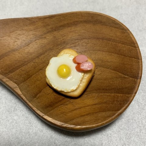 ③パンのブローチ(ミニチュア・樹脂粘土)食パン 目玉焼き ウインナー