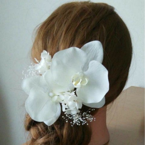 胡蝶蘭の髪飾り ヘアアクセサリー　ウエディング　ブライダル　結婚式 成人式  ヘッドドレス  白無垢 色打掛などに