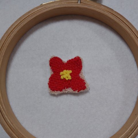 赤いお花のワッペンorブローチ🌼ダーニング刺繍