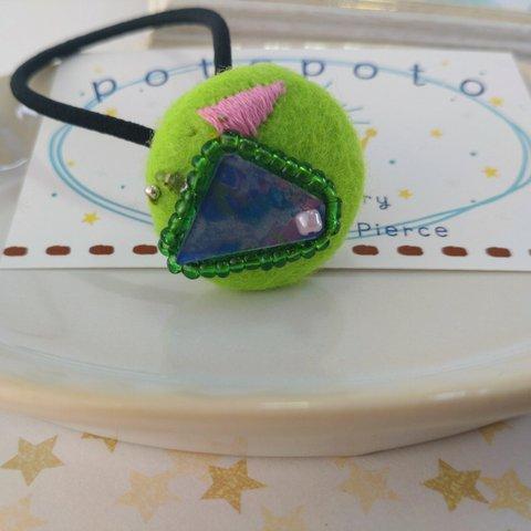 ビーズ刺繍とプラバンモチーフのくるみボタンヘアゴム《ブルーマーブル　グリーンビーズ／ライムグリーンフェルト》