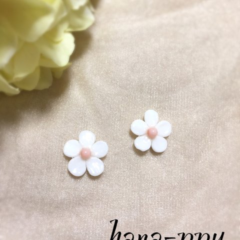 白いお花ピアスorイヤリングor樹脂ピアス