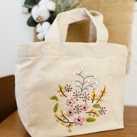 手刺繍のトートバッグ＊お弁当箱にも♬ 228