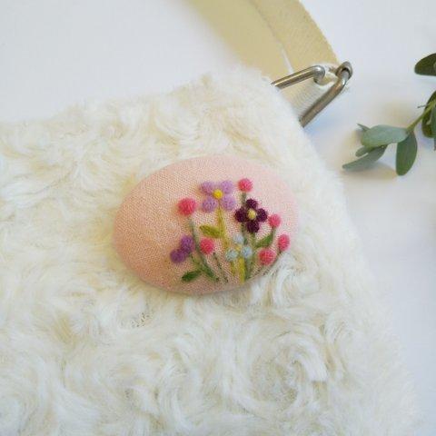 羊毛フエルト刺繍のブローチ（草花、ピンク）