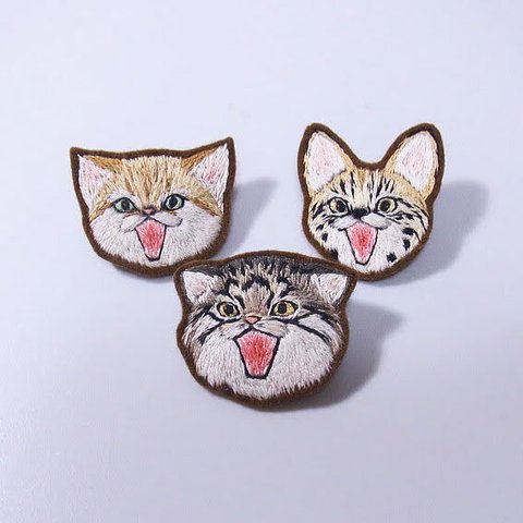 ☆新種追加！☆　野生猫『シャーっ』ブローチ　＊刺繍　＊猫