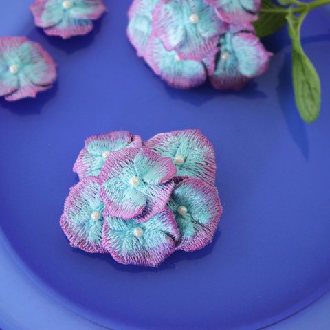 紫陽花の刺繍ブローチ(三色展開)