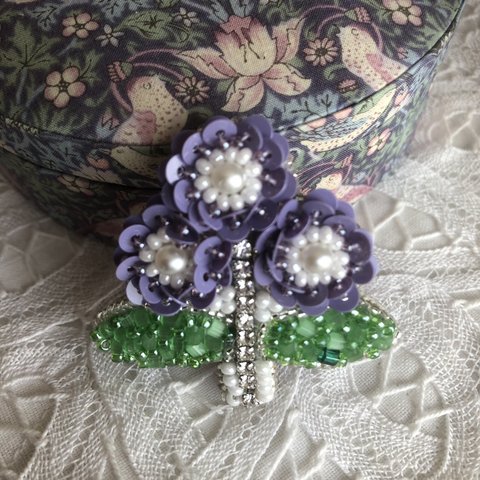 ビーズ刺繍のブローチ（紫色の花）