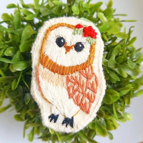 フクロウの刺繡ブローチ