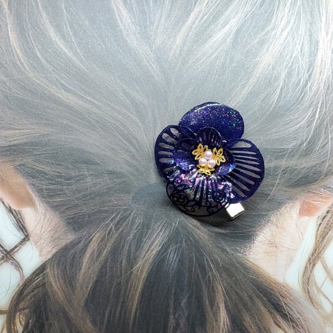 [受注製作]深く見つめる冷静の花[ヘアクリップ]