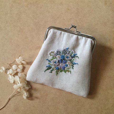 花刺繍とリネンのがま口  ポーチ  青い花束