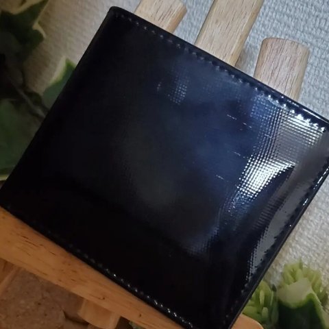 パテントレザー　財布　折財布　カード10枚収納　大容量　コンパクト　艶　エナメル　ブラック