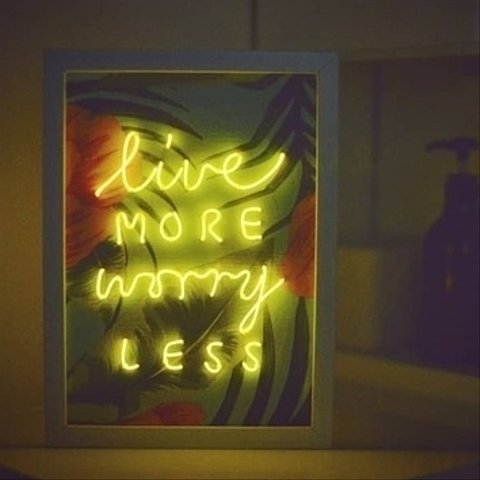 【準備中】ネオンサインボード [live more worry less]