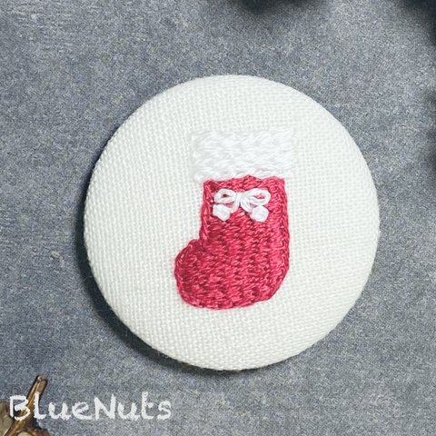 〖クリスマスなソックス〗刺繍のくるみボタン ブローチ🧦