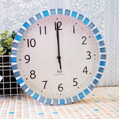 【電波時計】コバルトブルーのガラスタイルの壁掛け時計