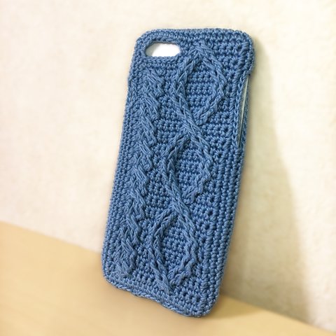 ケーブル編みのiPhoneセーター