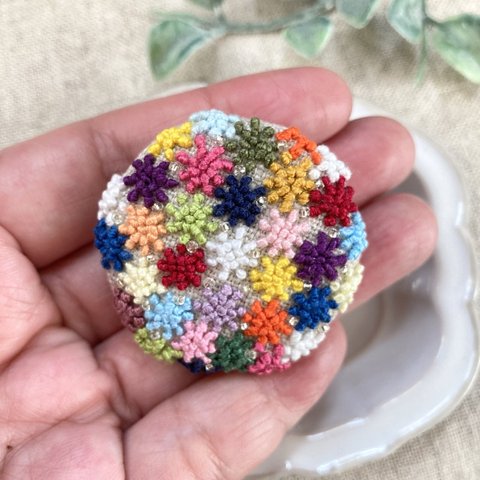 つぶつぶ花刺繍のブローチ