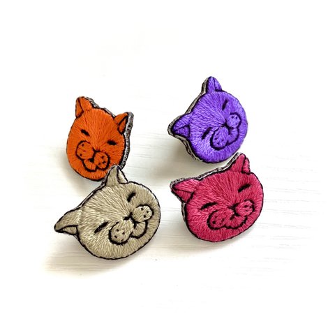 ＊価格見直し＊ 刺繍 ピンバッジ ⭐︎ 細目 猫タン 