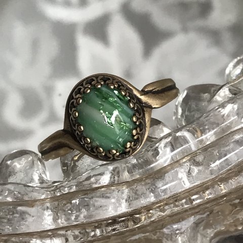 グリーン・ホワイト・・ラメ入り stripe vintage glass ring（フリーサイズ）