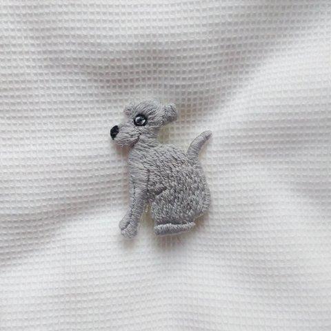 イタリアン・グレーハウンドの刺繍ブローチ　イタグレ　犬