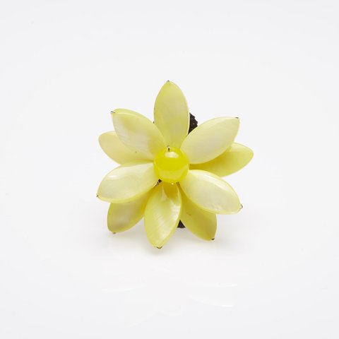 黄色の花の形をした可愛らしいリング♪