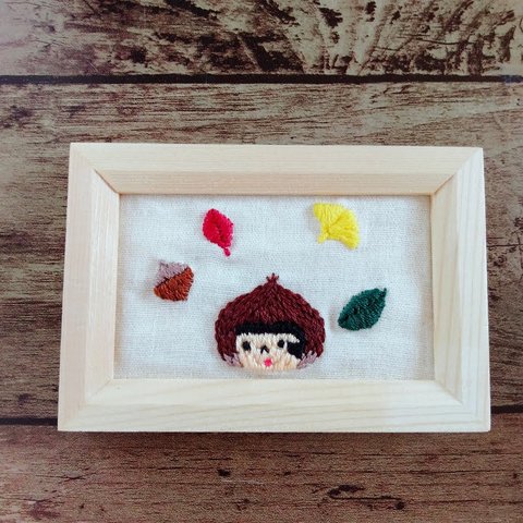 秋の刺繍　ふわこちゃん　木の実　紅葉　フォトフレーム