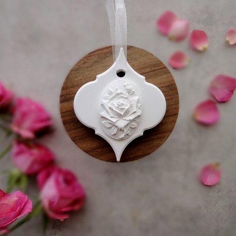 ローズカメオのアロマストーン  大輪咲の薔薇 ■ 壁にかけるタイプ   ■  6種類から香りが選べる