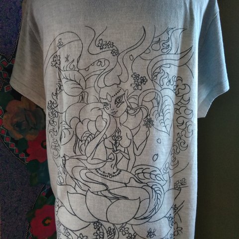 [展示品] 如意輪観音 ◎ 土染め 御守り Ｔシャツ　和柄 仏画 入り 手染め 藍錠染め ドルマン シャツ　ブルー グレー 系　ベンガラ染め　