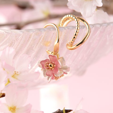 桜の花のイヤーカフ
